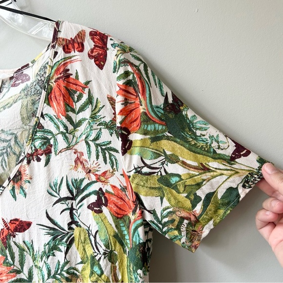 H&M tropical floral print v-neck blouse - Picture 2 of 8